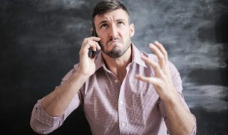 Hombre al teléfono con expresión de desesperación al hablar con uno de los bancos con más quejas ante la Condusef.