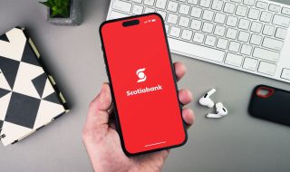 Celular con logotipo de la institución donde puedes comprar un seguro de vida Scotiabank