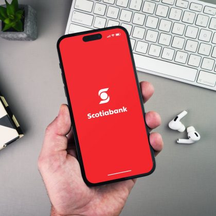 Celular con logotipo de la institución donde puedes comprar un seguro de vida Scotiabank