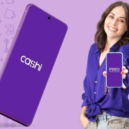 Teléfono móvil con app y promociones de Cashi en manos de Zuria Vega.