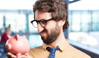 Hombre viendo sus ahorros y preguntándose cómo empezar a invertir con poco dinero.