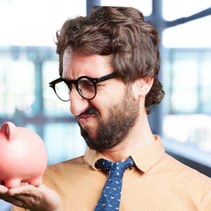 Hombre viendo sus ahorros y preguntándose cómo empezar a invertir con poco dinero.