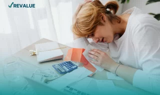 Mujer preocupada por no saber cómo evitar el endeudamiento en sus tarjetas