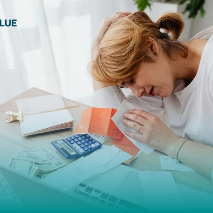 Mujer preocupada por no saber cómo evitar el endeudamiento en sus tarjetas