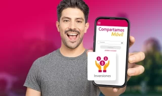 Hombre joven aprendiendo cómo invertir en Compartamos Banco a través de la app móvil.