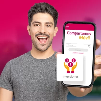 Hombre joven aprendiendo cómo invertir en Compartamos Banco a través de la app móvil.