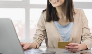 Mujer consultando cómo mejorar su score crediticio.