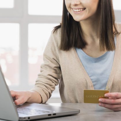 Mujer consultando cómo mejorar su score crediticio.