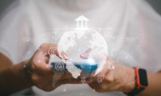 Hombre sosteniendo su teléfono celular con un gráfico de un mundo, un logo de un banco y de distintas monedas para representar qué es un pago con SPEI.