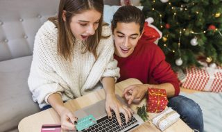 Descubre 8 consejos para ahorrar en Navidad sin renunciar a la magia de las fiestas y aprende a celebrar responsablemente sin excederte en gastos.