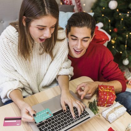 Descubre 8 consejos para ahorrar en Navidad sin renunciar a la magia de las fiestas y aprende a celebrar responsablemente sin excederte en gastos.