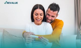 Pareja feliz por su embarazo, sin saber cuánto dinero se necesita para tener un bebé