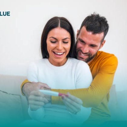 Pareja feliz por su embarazo, sin saber cuánto dinero se necesita para tener un bebé