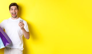 Hombre alegre al saber cuánto valen los puntos BBVA