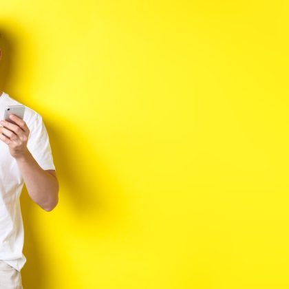 Hombre alegre al saber cuánto valen los puntos BBVA