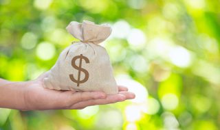 Mano sosteniendo una bolsa de dinero representando dónde se puede solicitar un préstamo personal sin tantos requisitos.