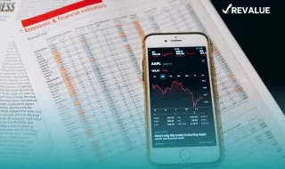 Teléfono junto a gráficas que demuestran el efecto fin de semana.