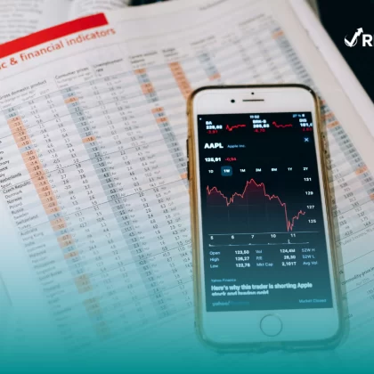 Teléfono junto a gráficas que demuestran el efecto fin de semana.