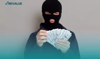 Hombre encapuchado representando lo que es el esquema piramidal de ponzi