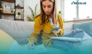 Mujer joven revisando los gastos que se pueden deducir de su declaración