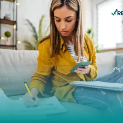 Mujer joven revisando los gastos que se pueden deducir de su declaración