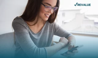 Persona usando su móvil con tranquilidad en la calle después de contratar seguro para celular.