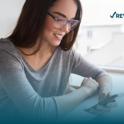 Persona usando su móvil con tranquilidad en la calle después de contratar seguro para celular.