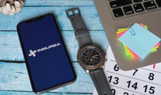 Teléfono móvil para navegar en las opciones de Inbursa empresarial