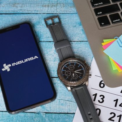 Teléfono móvil para navegar en las opciones de Inbursa empresarial