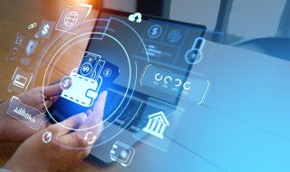 Persona con dispositivo móvil consultando las características de las mejores billeteras digitales de México.