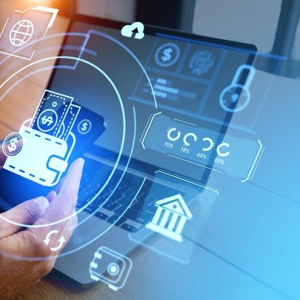 Persona con dispositivo móvil consultando las características de las mejores billeteras digitales de México.