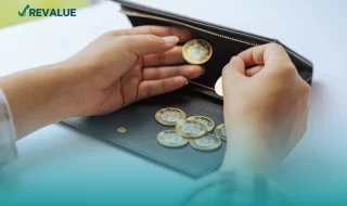 Monedas en cartera que representan parte del proceso para seguir el método kakebo de ahorro