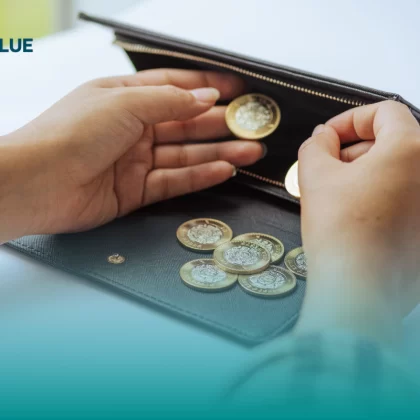 Monedas en cartera que representan parte del proceso para seguir el método kakebo de ahorro