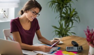 Mujer en un escritorio organizando sus finanzas y haciendo su portabilidad de nómina a Banamex.