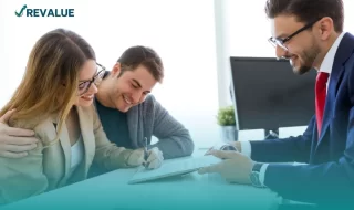 Pareja creando un fideicomiso después de averiguar qué es un fideicomiso y cómo funciona.