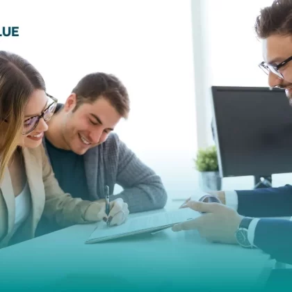 Pareja creando un fideicomiso después de averiguar qué es un fideicomiso y cómo funciona.