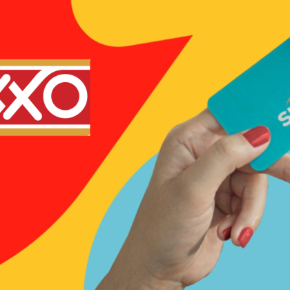 Mano de mujer sosteniendo la tarjeta Spin Premia, luego de saber cuánto valen los puntos Oxxo.