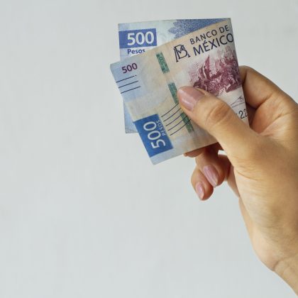 Mano sosteniendo un billete de 500 pesos obtenido de su reembolso del SAT