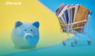 La renegociación de deuda ilustrada con un carrillo que lleva diferentes tarjetas de crédito y una alcancía azul