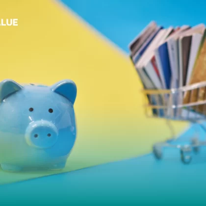 La renegociación de deuda ilustrada con un carrillo que lleva diferentes tarjetas de crédito y una alcancía azul