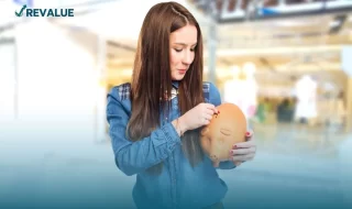 Mujer que no ha revisado los requisitos para abrir una cuenta en HSBC y guarda su dinero en una alcancía