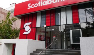 Fachada de una sucursal donde puedes informarte sobre Scotiabank inversiones.