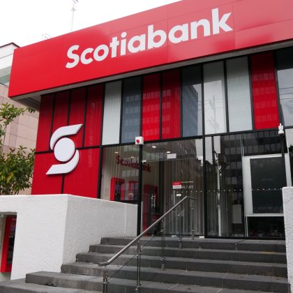 Fachada de una sucursal donde puedes informarte sobre Scotiabank inversiones.