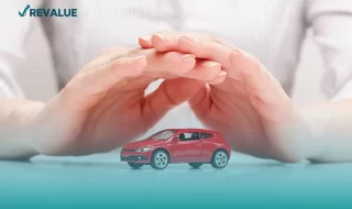 Carro de juguete protegido por unas manos representando el seguro de auto Banamex