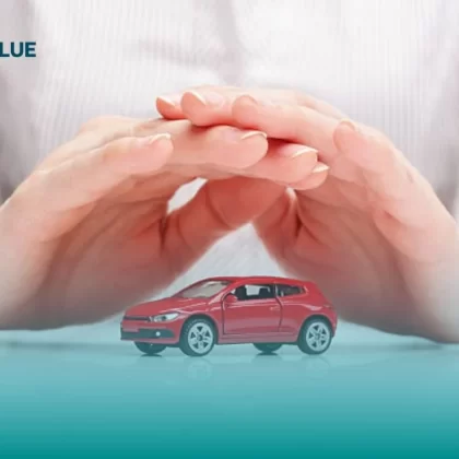 Carro de juguete protegido por unas manos representando el seguro de auto Banamex