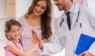 Fotografía de una familia en consulta médica, uno de los beneficios de contar con el seguro de gastos médicos mayores Santander