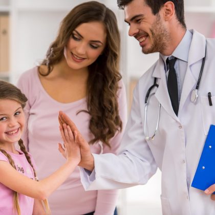 Fotografía de una familia en consulta médica, uno de los beneficios de contar con el seguro de gastos médicos mayores Santander