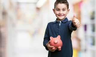 Niño emocionado por depositar sus ahorros en su cuenta Suma Menores Banorte.