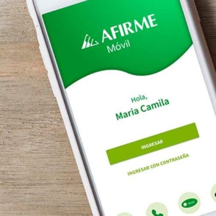 Aplicación de Afirme Móvil en un celular, desde donde puedes controlar los movimientos de tu tarjeta Afirme nómina.