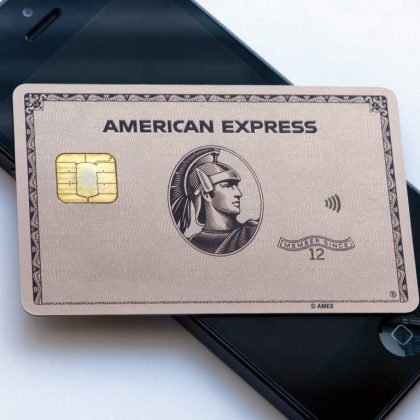 Tarjeta empresarial American Express sobre un celular.